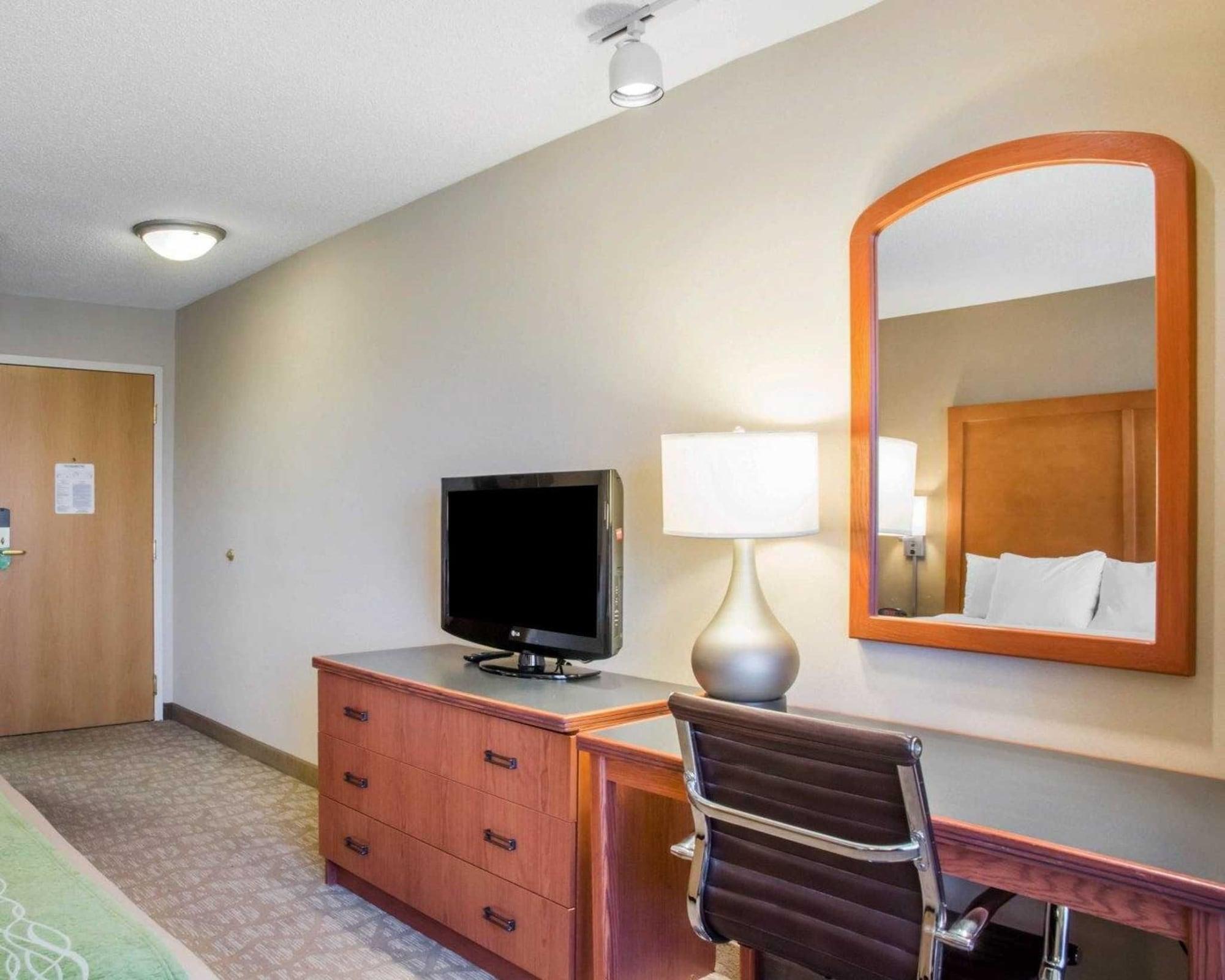 Hotel Comfort & - North Cincinnati 2*
